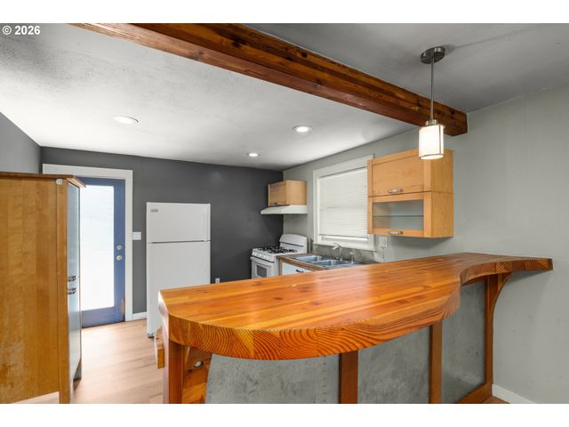 4836 Sw CORONADO St, Portland, OR 97219