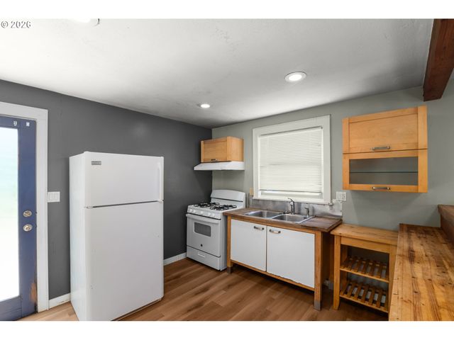 4836 Sw CORONADO St, Portland, OR 97219