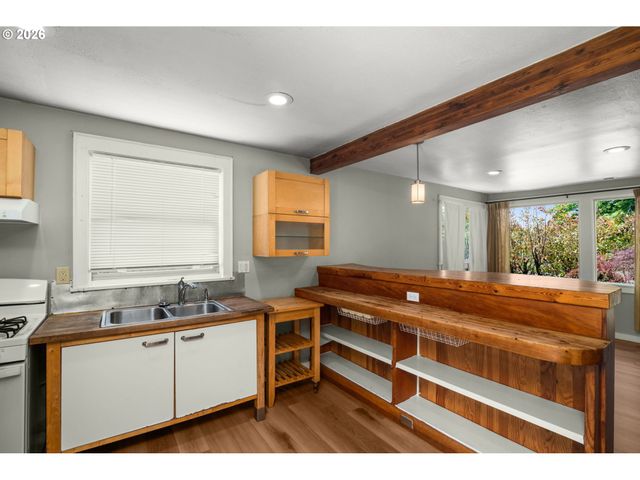 4836 Sw CORONADO St, Portland, OR 97219