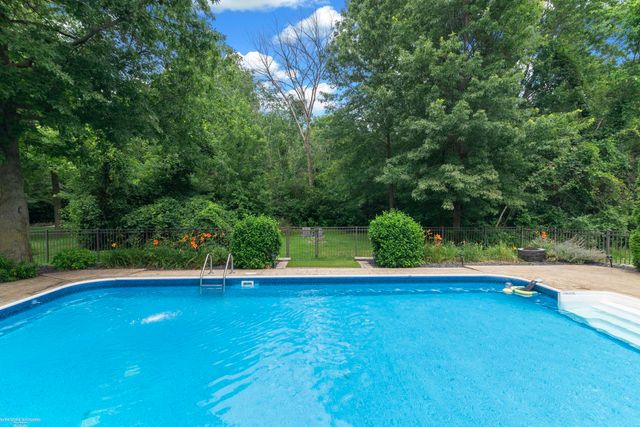 37259 Willow Creek Lane, New Baltimore, MI 48047