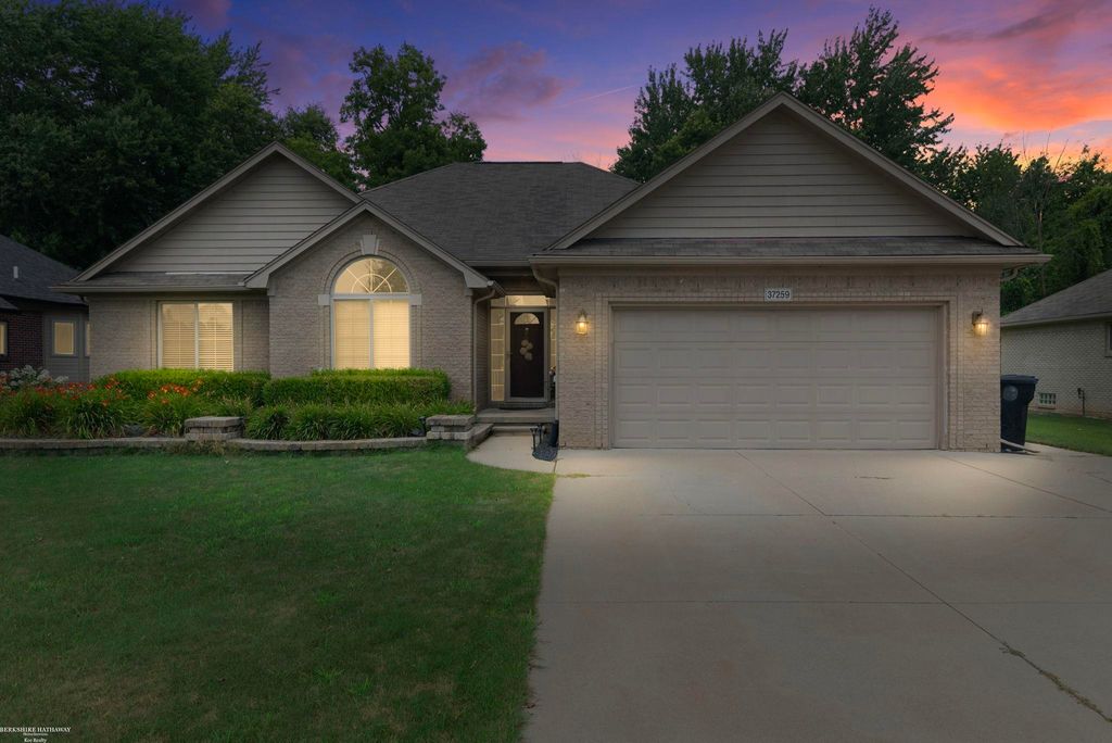 37259 Willow Creek Lane, New Baltimore, MI 48047