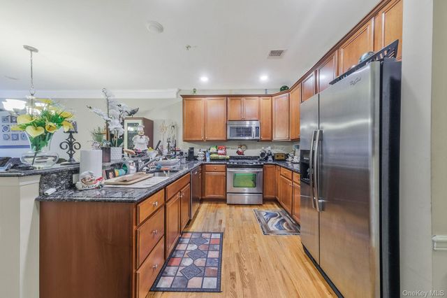 119 Wildwood Circle, Holtsville, NY 11742