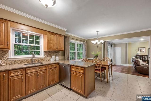 27 Cobblestone Lane, Ramsey, NJ 07446