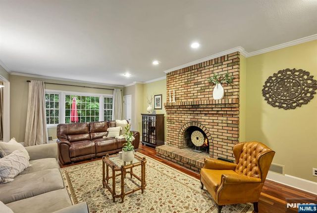 27 Cobblestone Lane, Ramsey, NJ 07446
