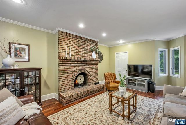 27 Cobblestone Lane, Ramsey, NJ 07446