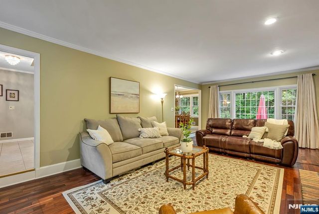 27 Cobblestone Lane, Ramsey, NJ 07446