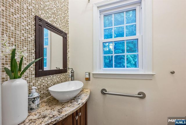 27 Cobblestone Lane, Ramsey, NJ 07446