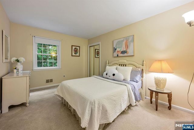 27 Cobblestone Lane, Ramsey, NJ 07446