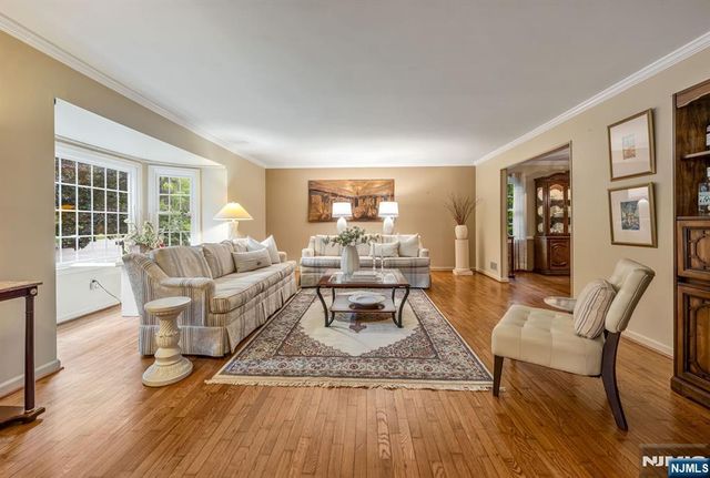 27 Cobblestone Lane, Ramsey, NJ 07446