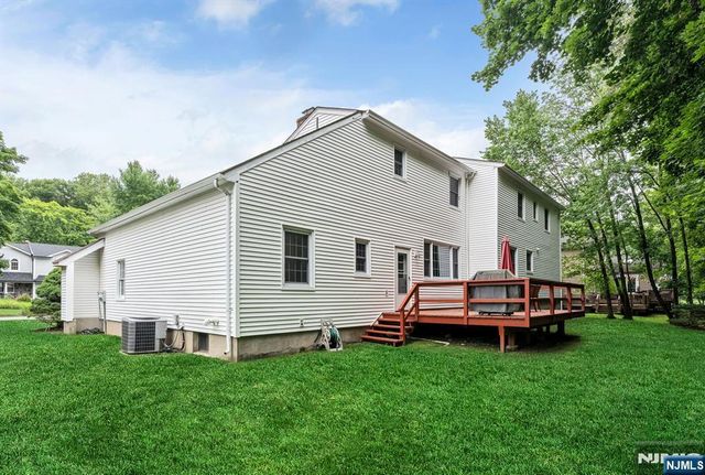 27 Cobblestone Lane, Ramsey, NJ 07446