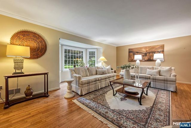 27 Cobblestone Lane, Ramsey, NJ 07446
