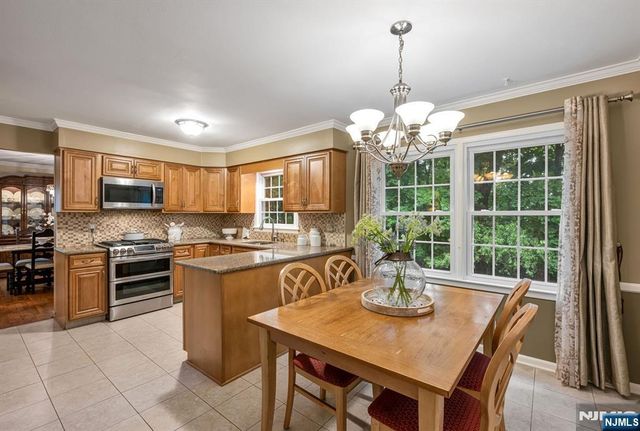 27 Cobblestone Lane, Ramsey, NJ 07446