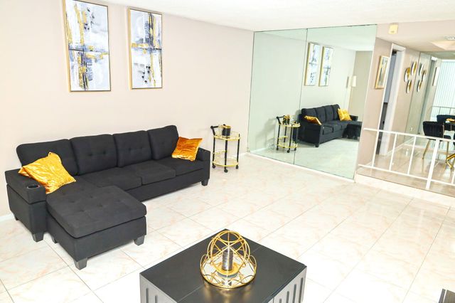 3740 Inverrary Drive 2d, Lauderhill, FL 33319