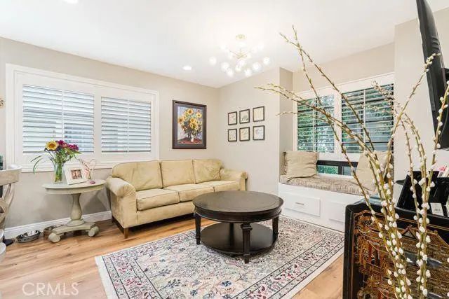 18100 Burbank 26, Tarzana, CA 91356
