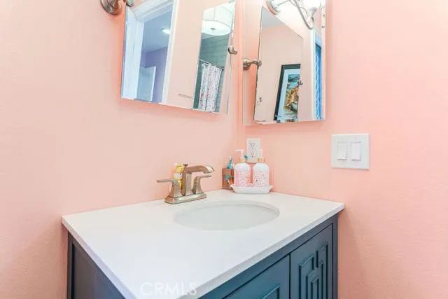 18100 Burbank 26, Tarzana, CA 91356