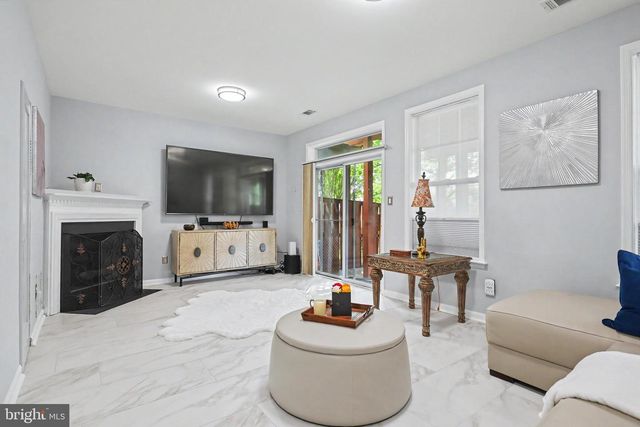 21122 ANGELA SQ, Sterling, VA 20166