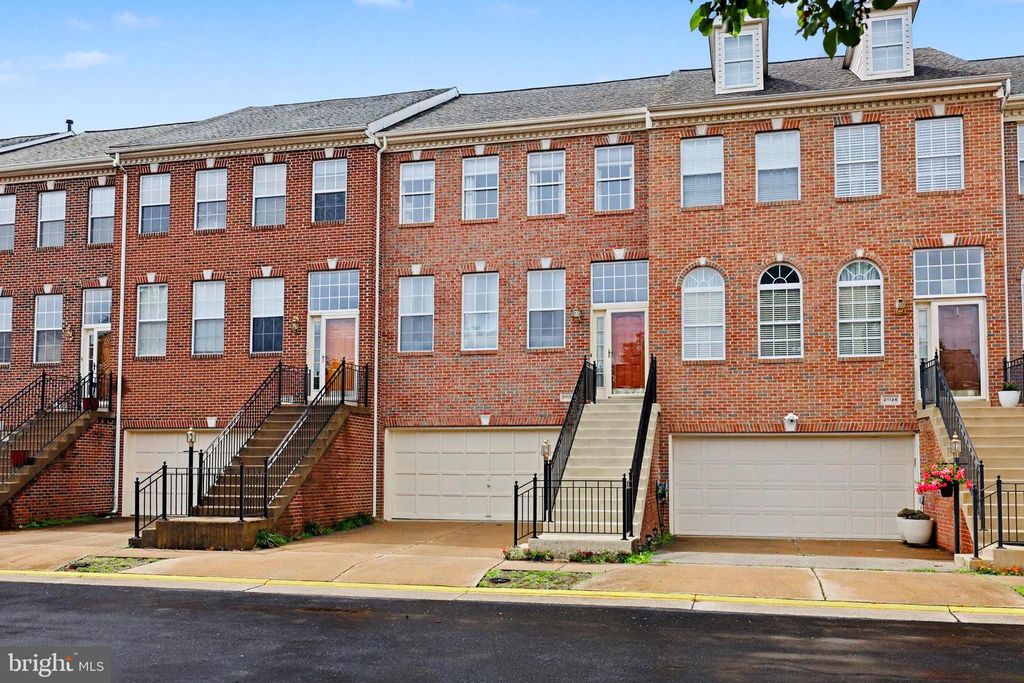 21122 ANGELA SQ, Sterling, VA 20166