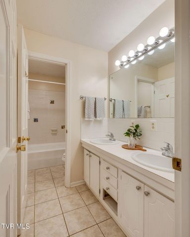 400 Old Castle Road, Kingsport, TN 37660