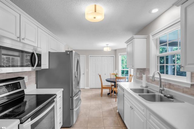 8 Manor Court, Simpsonville, SC 29681