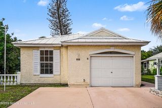 866 Wateroak Drive NE, Palm Bay, FL 32905