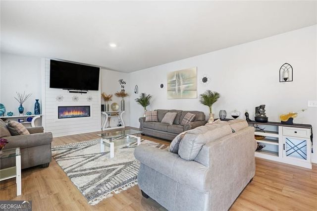 196 Summit Pointe Drive, Dallas, GA 30132