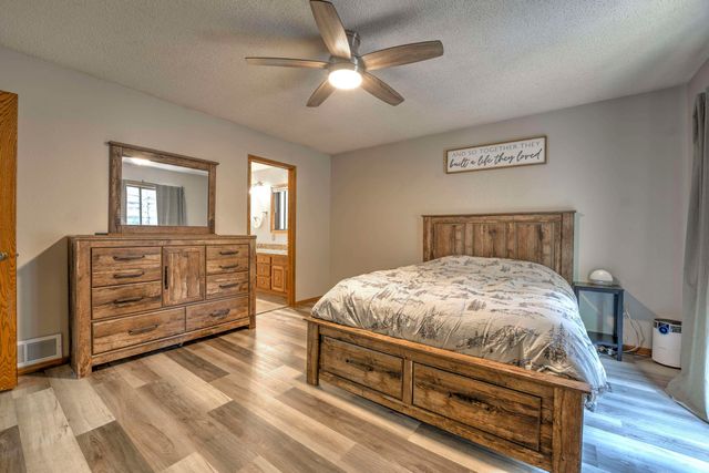 1433 11th Street SW, Minot, ND 58701