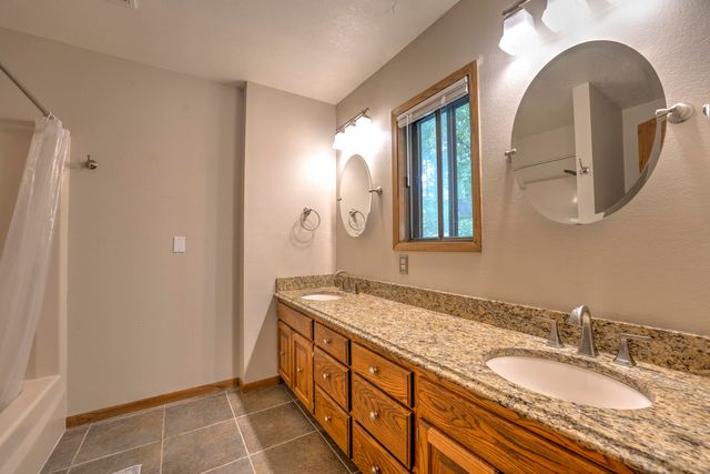 1433 11th Street SW, Minot, ND 58701