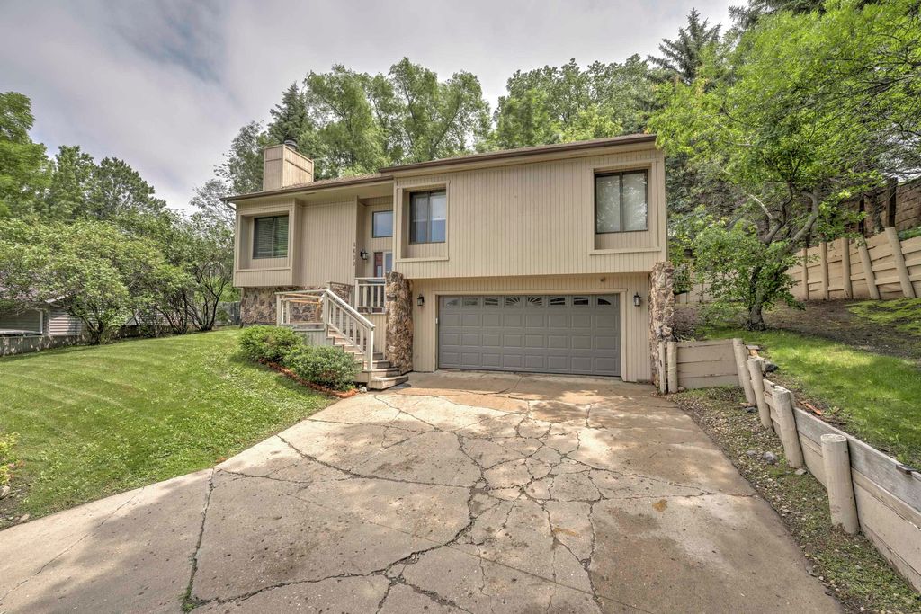 1433 11th Street SW, Minot, ND 58701