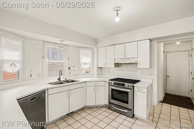 1614 Crestline Lane, Rochester Hills, MI 48307