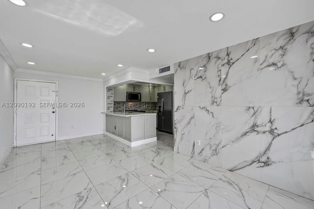 8075 NW 7th St 503, Miami, FL 33126