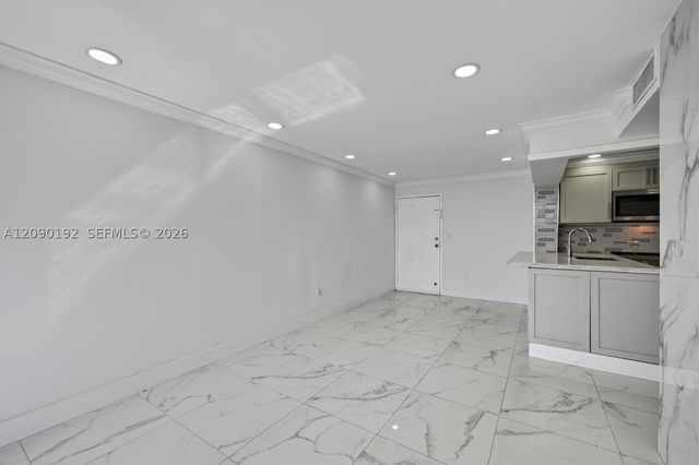 8075 NW 7th St 503, Miami, FL 33126