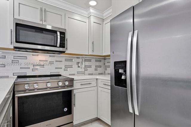 8075 NW 7th St 503, Miami, FL 33126