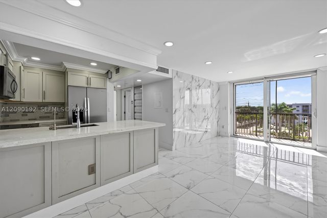 8075 NW 7th St 503, Miami, FL 33126