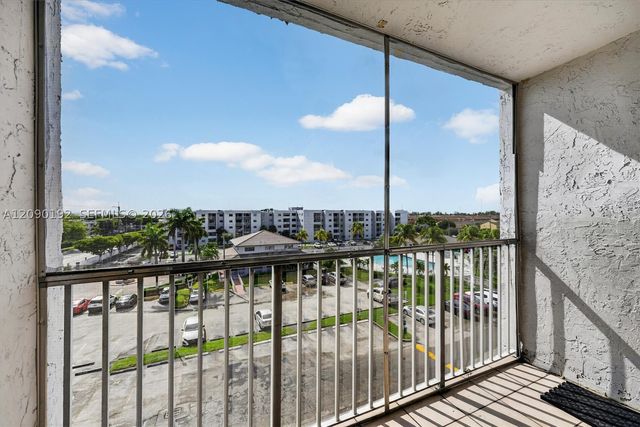 8075 NW 7th St 503, Miami, FL 33126
