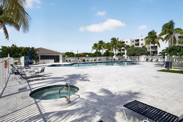 8075 NW 7th St 503, Miami, FL 33126