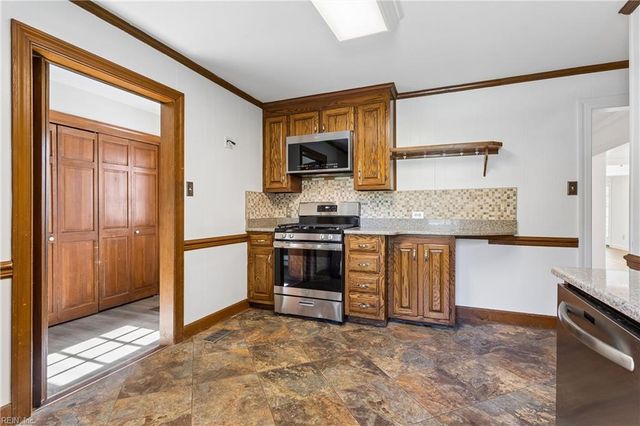 223 Shoe LN, Newport News, VA 23606