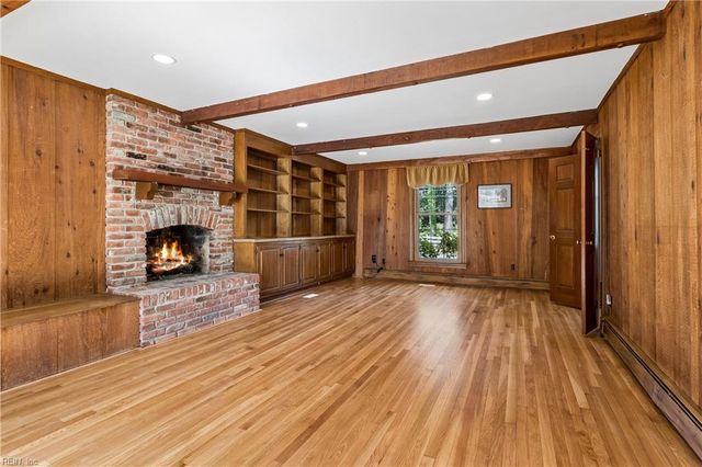 223 Shoe LN, Newport News, VA 23606