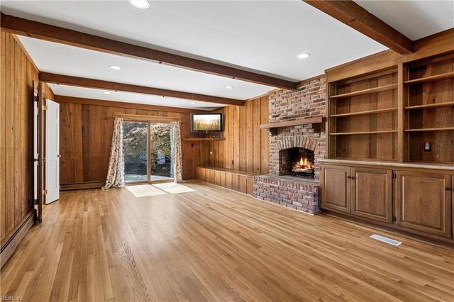 223 Shoe LN, Newport News, VA 23606