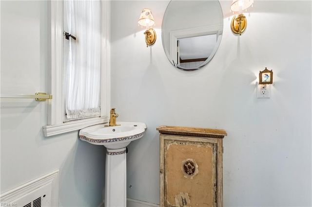 223 Shoe LN, Newport News, VA 23606