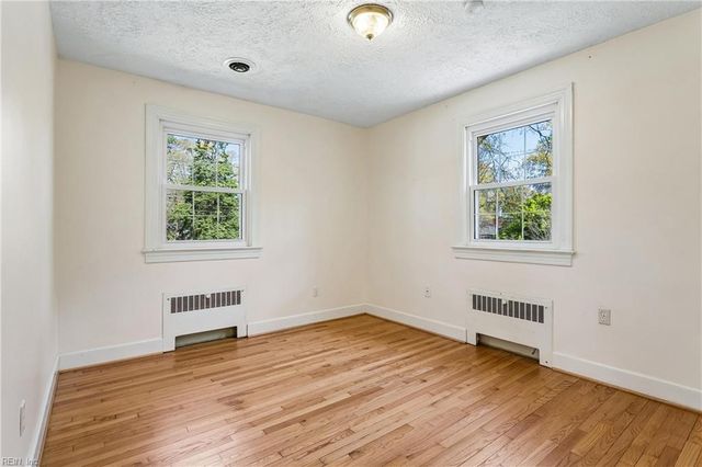 223 Shoe LN, Newport News, VA 23606