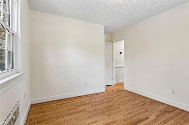 223 Shoe LN, Newport News, VA 23606