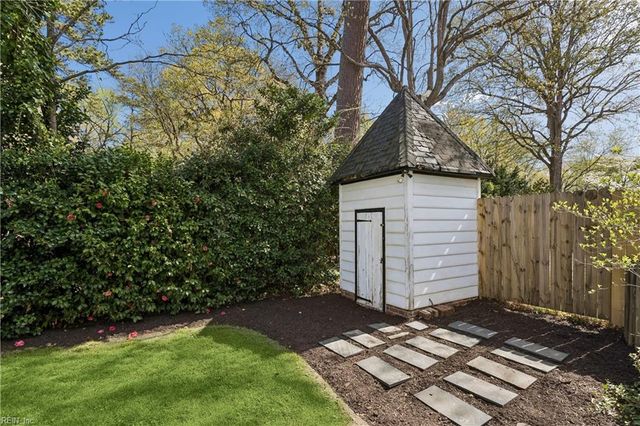 223 Shoe LN, Newport News, VA 23606