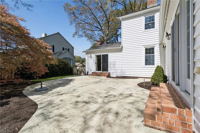 223 Shoe LN, Newport News, VA 23606