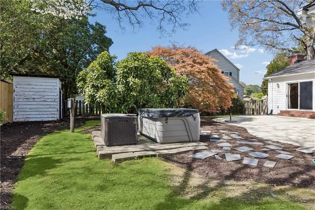 223 Shoe LN, Newport News, VA 23606