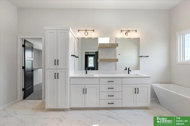 21343 Laurel Circle, Elkhorn, NE 68022