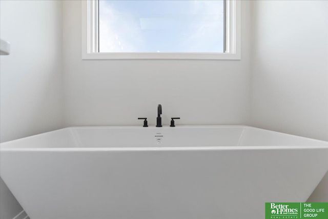 21343 Laurel Circle, Elkhorn, NE 68022