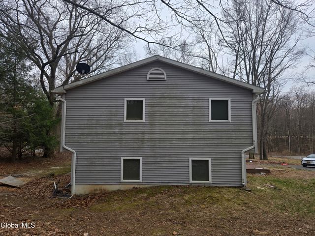 627 Englemore Road, Clifton Park, NY 12065