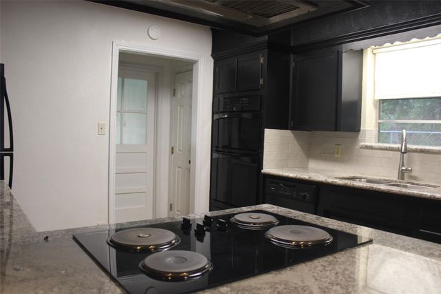 265 Wayne Drive, Clute, TX 77531