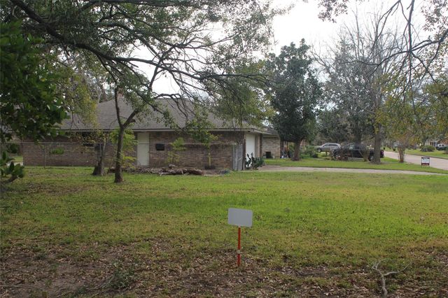 265 Wayne Drive, Clute, TX 77531