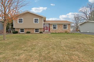 1811 Longmeadow Drive, Lindenhurst, IL 60046